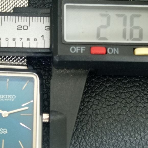 Vintage Style Seiko Quartz Mens Silver Watch & Blue accents W/ Steel Strap - Picture 7 of 8